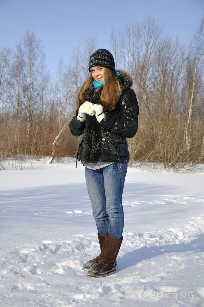 站在雪地小径上的漂亮女孩照片-正版商用图片025sgm-摄图新视界