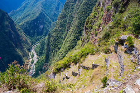 马丘比丘梯田陡峭的景观从上面到乌鲁班巴山谷下面。秘鲁旅游胜地, 著名景点