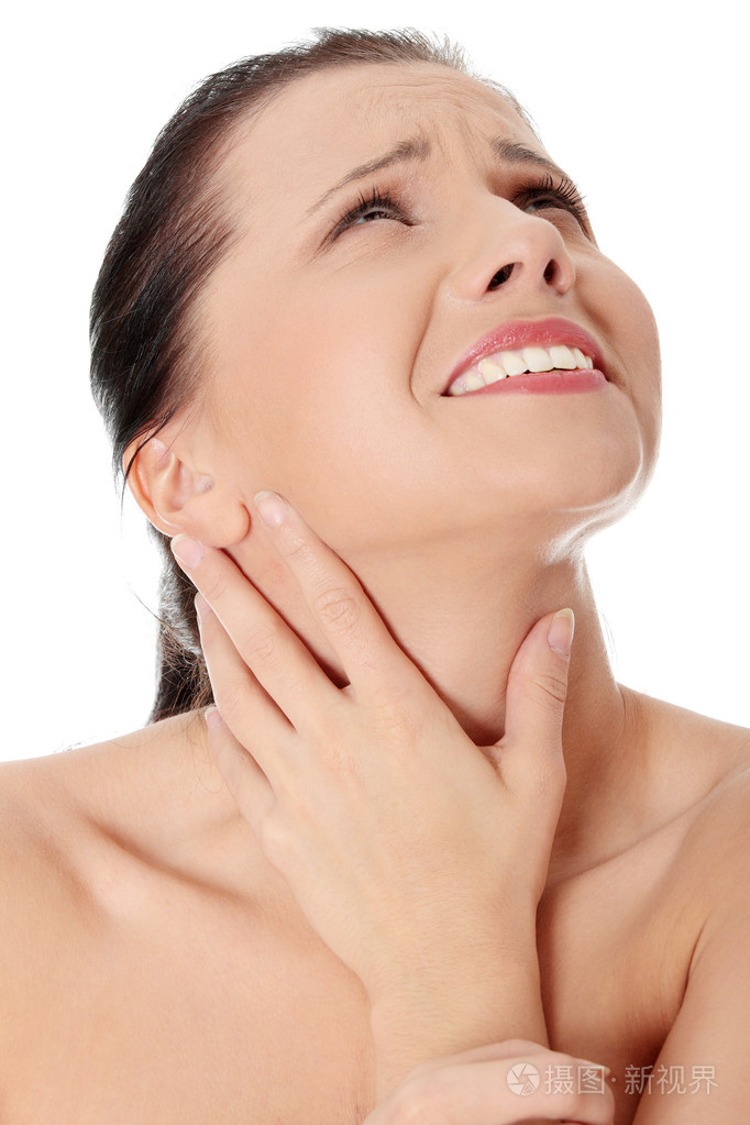 触摸她的喉咙痛苦的年轻女子