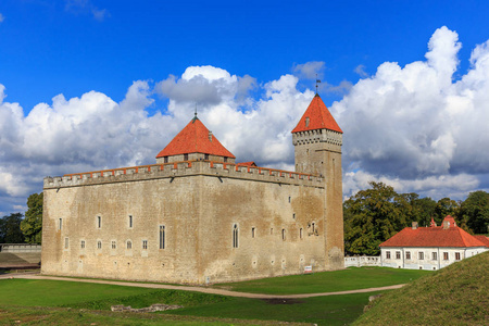 修道院大厦, 库雷萨雷城堡反对蓝色天空与云彩, Saaremaa 海岛, 爱沙尼亚