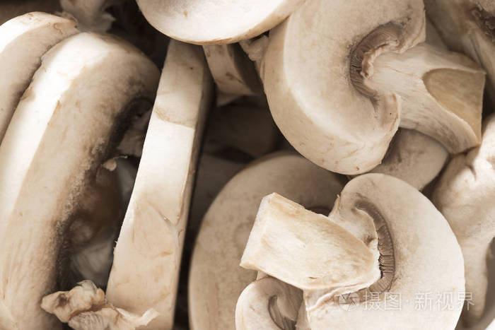 在麻布上的鲜蘑菇菇