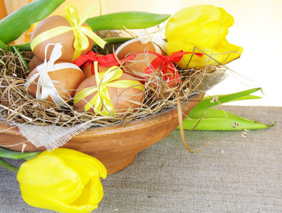 棕色的复活节彩蛋巢碗与郁金香