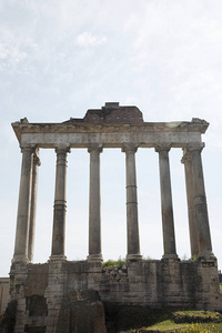 意大利罗马古柱的低角度观
