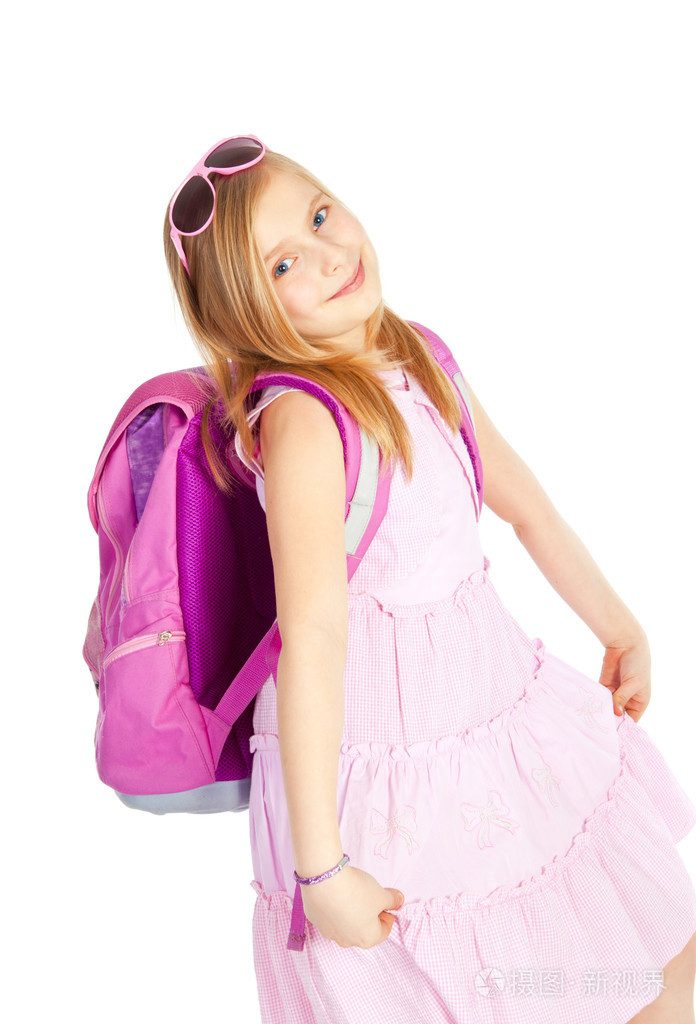 白上微笑与背包的女孩