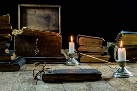 木桌上的旧书和蜡烛旧房, 阅览室