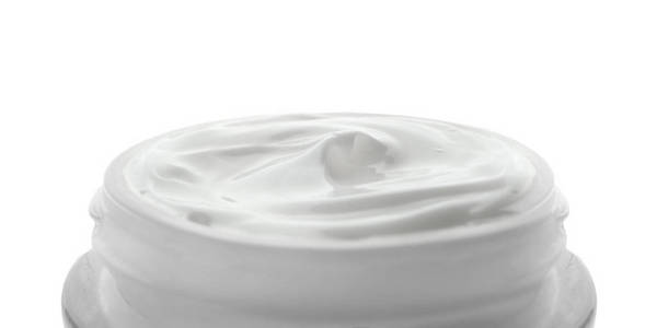 白色背景的天然奶油罐子