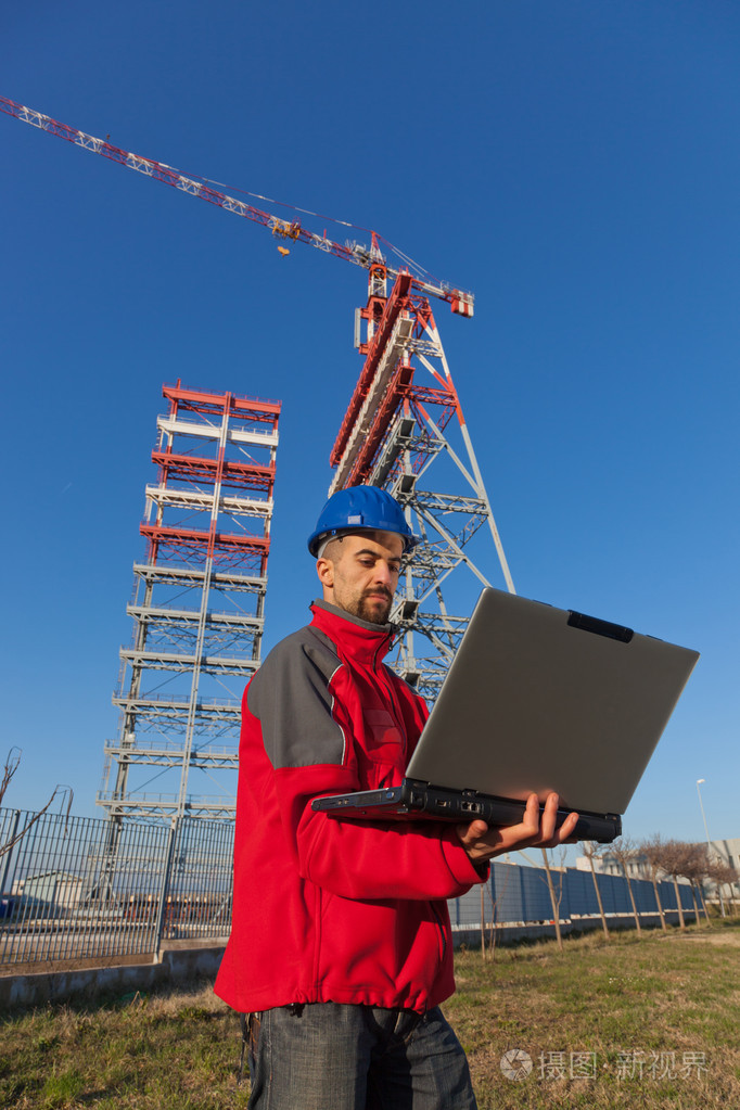 在施工现场的两名工程师