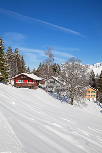 斜坡上滑雪度假村