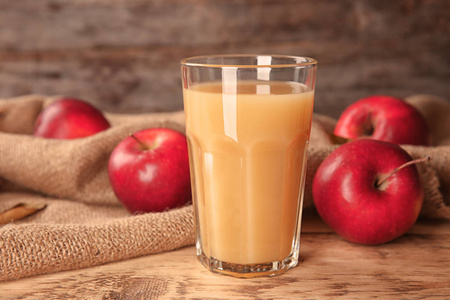 瓶和水果旁边它隔绝在白色中美味鲜榨苹果汁在透明的玻璃杯美味的葡萄