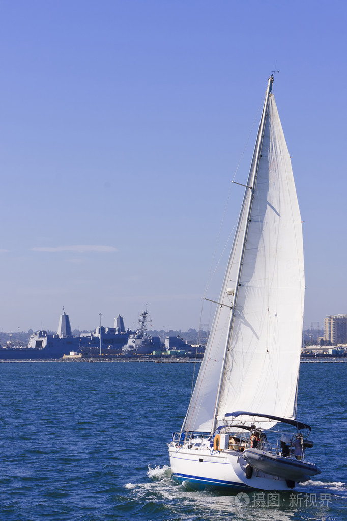 在平静的水面上帆船