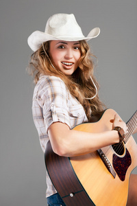 sesy 女牛仔在原声吉他的牛仔帽子