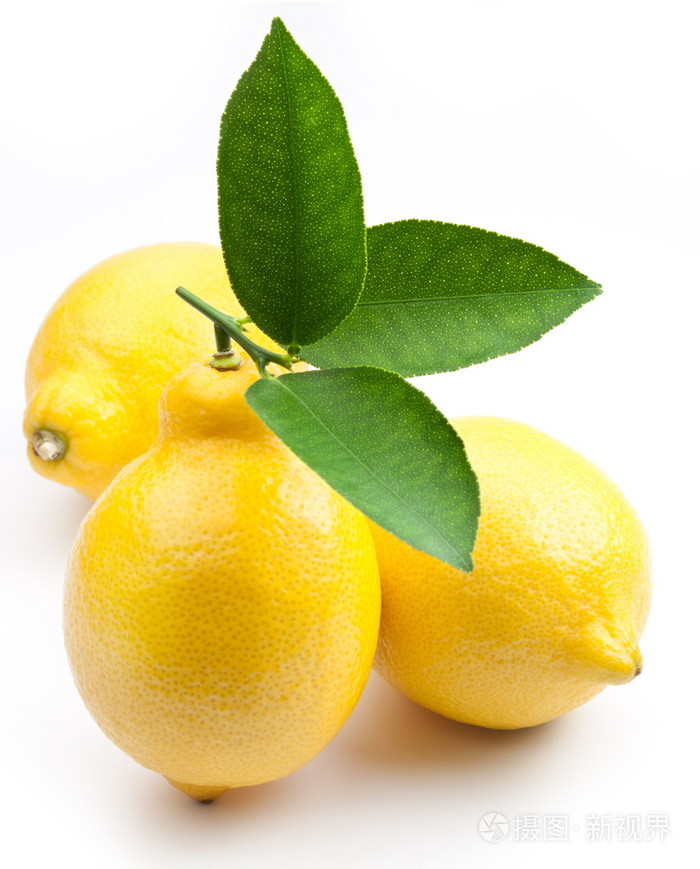 在白色背景上的高质量照片成熟柠檬