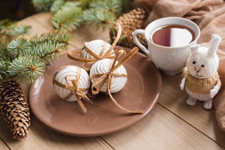 一杯热的茶与圣诞姜饼, 在木背景云杉树的分支