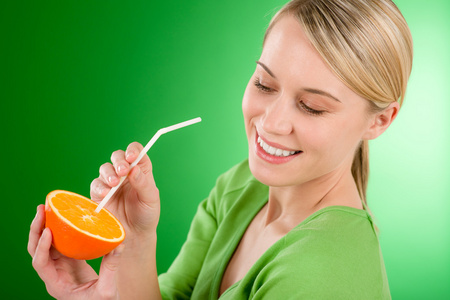 健康的生活方式从橙色女人喝果汁