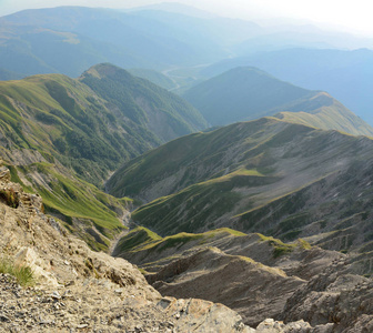 从阿塞拜疆 Ismayilli 地区山地 Babadag 径看大高加索山脉