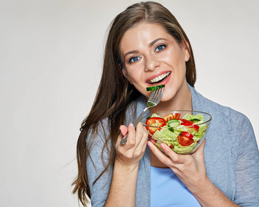 妇女吃蔬菜沙拉用叉子