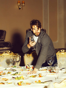 英俊的男人吃宴会后图片