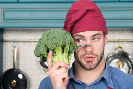 红色厨师帽子的家伙看绿色花椰菜