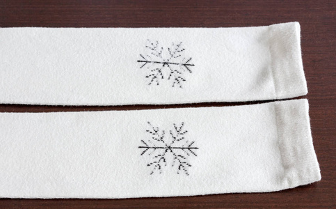 温暖针织的袜子的木制表特写