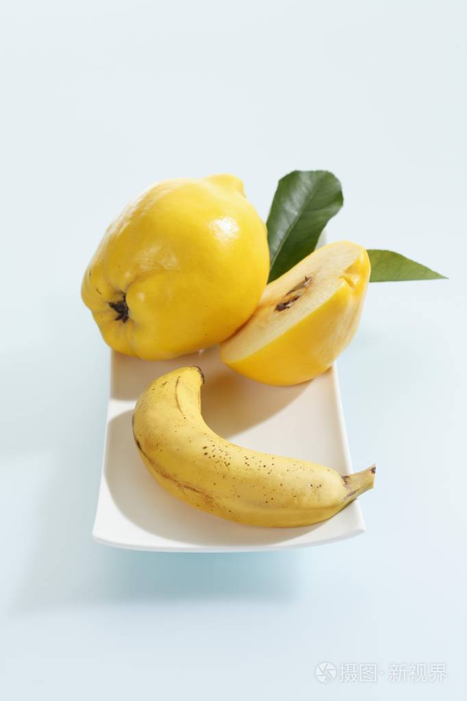 木瓜和香蕉在瓷盘子上