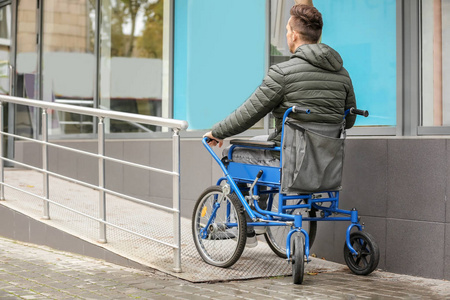 轮椅上的瘫痪男子在户外坡道照片