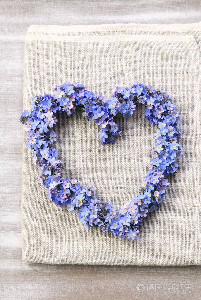 心形花环的勿忘我花
