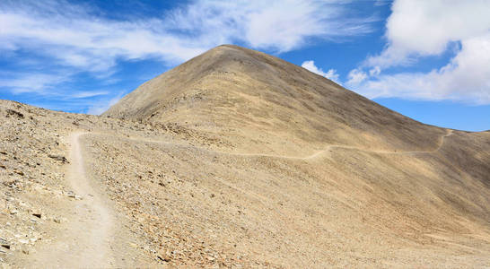 阿塞拜疆 ismayilli 地区山地 babadag 小径上的废弃山地景观照片