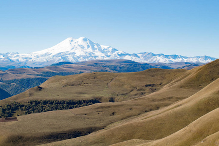 风景全景 Elbrus 山与秋天小山白天