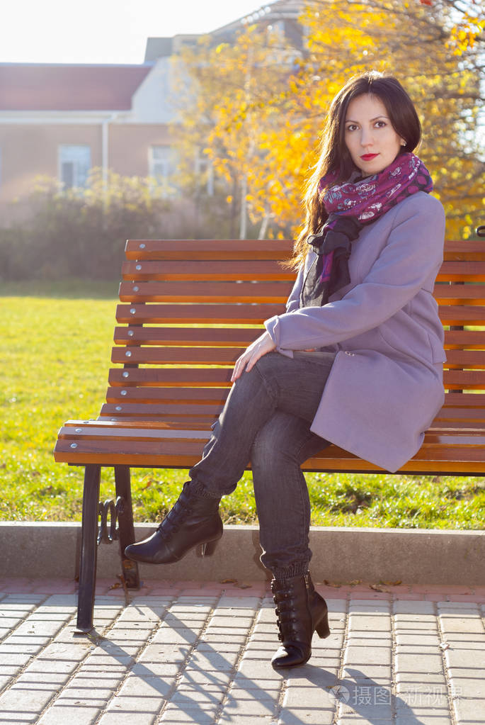 坐在板凳上的女人