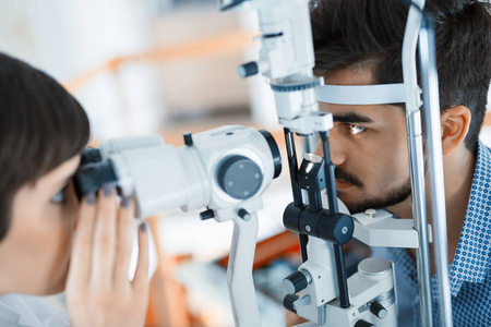 验光师检查病人的视力