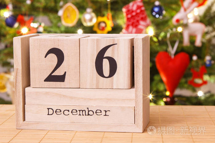 日期12月26日在日历, 节日树与装饰在背景, 圣诞节时间