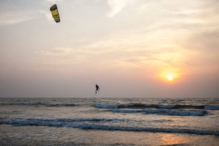 美丽的海洋日落, kitesurfer 的波浪, Arambol, 果阿, 印度