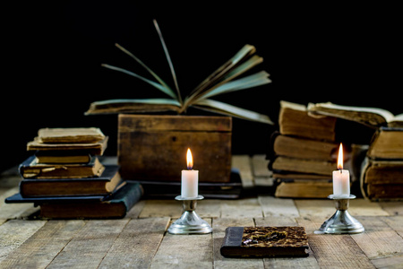 木桌上的旧书和蜡烛旧房, 阅览室
