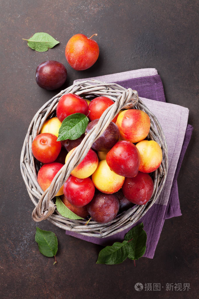 新鲜成熟的梅子