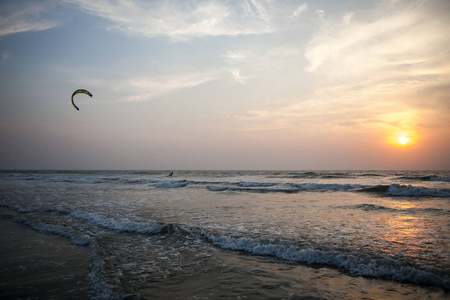 美丽的海洋日落, kitesurfer 的波浪, Arambol, 果阿, 印度