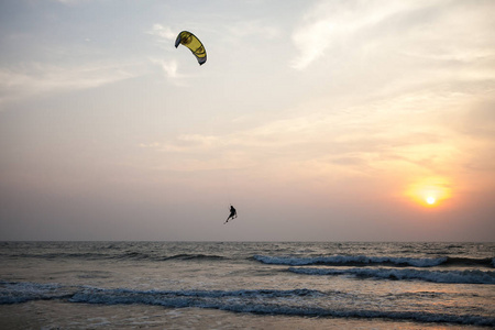 美丽的海洋日落, kitesurfer 的波浪, Arambol, 果阿, 印度