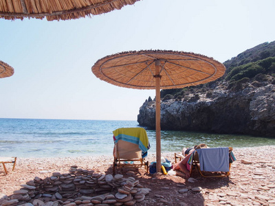 在希腊 Thassos 岛的卵石滩上休息