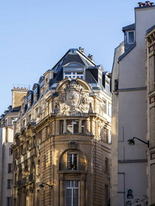 法式建筑的魅力：如诗如画的法国式装饰架构