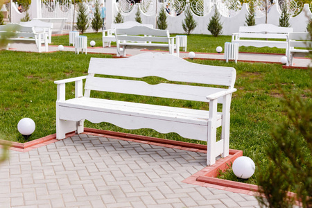 城市公园的白色木制空长凳