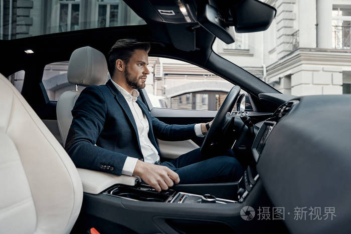 匆匆英俊的年轻男子穿着西装看着直开车照片-正版商用图片026prp-摄图