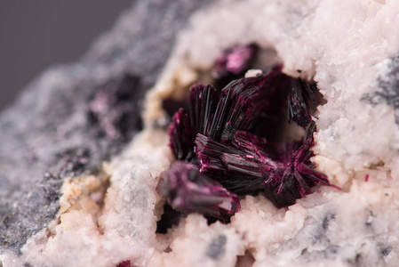 Erythrite 矿物晶体从布 Azzer, 摩洛哥