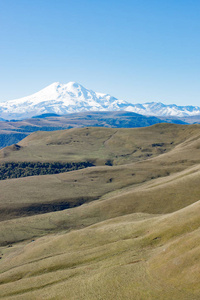 风景全景 Elbrus 山与秋天小山白天