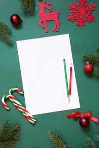 圣诞节白色空白往圣诞老人或你的愿望清单或绿色背景上的出现活动的信。顶视图