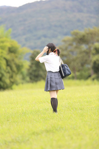 日本的学校在农村的草山和树