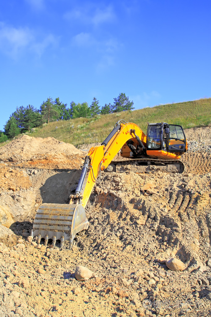 反铲装载机装载翻斗车