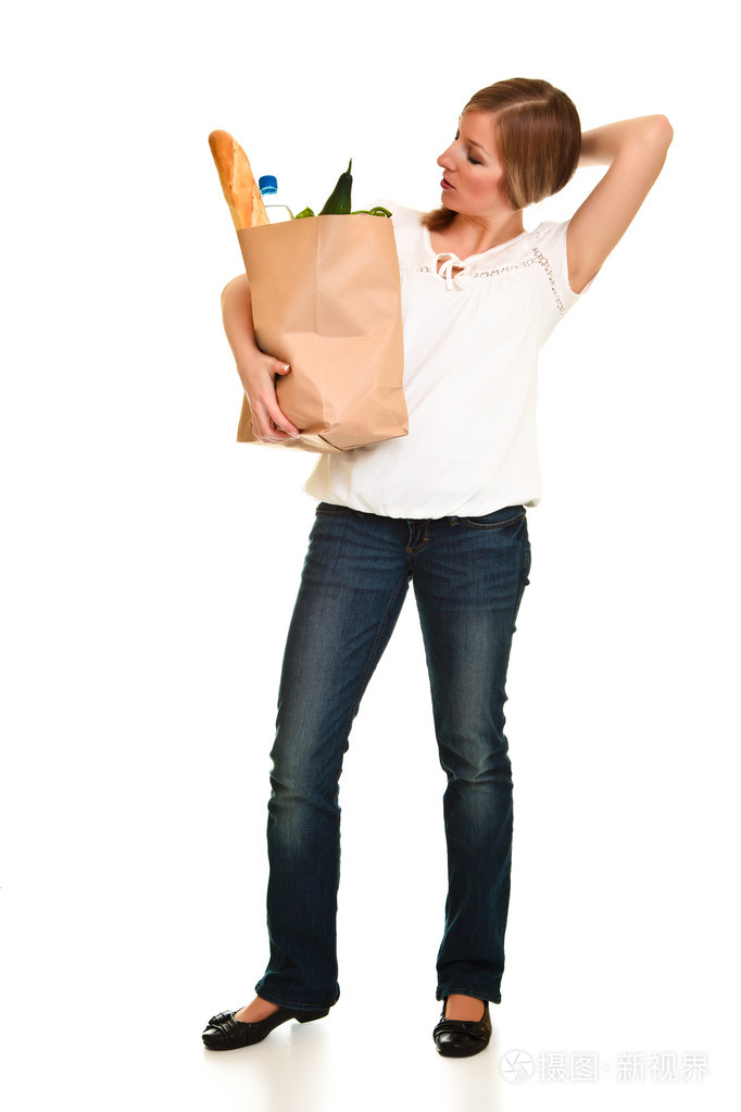 一个女人背着一包被隔离在白色上的杂货