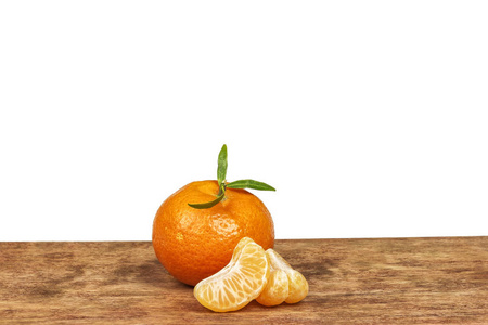 一个成熟的橙色普通话在木表面
