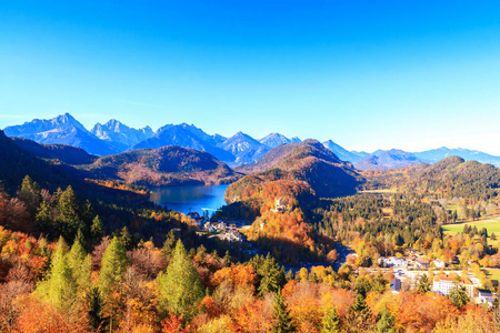 山下湖和视图到巴伐利亚阿尔卑斯山