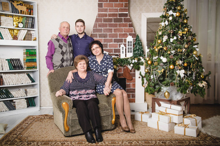 家庭包括母亲, 祖母, 祖父, 孙子在房间装饰为圣诞节