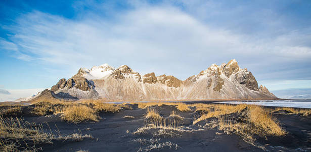 Vestrahorn 的高山, 蓝天白云, 冰岛